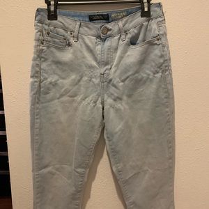 HIGH WAISTED LIGHT WASH JEGGINGS!